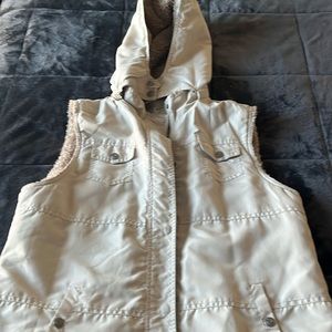 Women’s vest/detachable hood/zip and snap closure/snap pockets